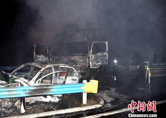 10月2日0時(shí)許，杭瑞高速貴州江口縣往銅仁市方向，距王家溝隧道出口200米處，發(fā)生一起三車追尾交通事