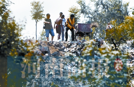 有人正在傾倒建筑垃圾，不遠處就是村民的水井