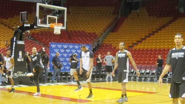 馬刺備戰(zhàn)對(duì)陣熱火的第一場(chǎng)總決賽比賽之前，麥蒂亮相訓(xùn)練場(chǎng)，受到媒體狂熱追捧，在馬刺球員中風(fēng)頭最勁，他也