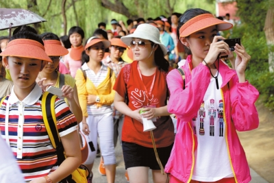 未名湖畔，游人紛紛拍照留念。