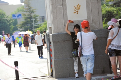 不愿排隊等待的游客只在門前留影。