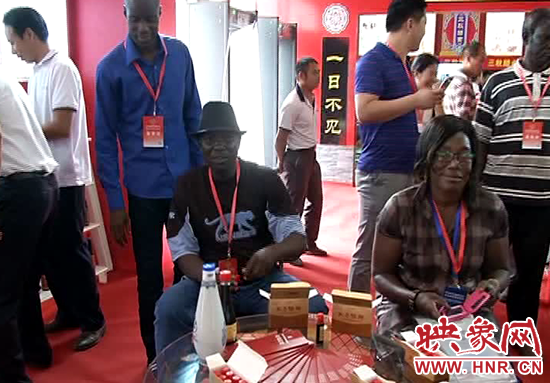 外國(guó)游人到正陽(yáng)王勿橋伏陳醋展示廳內(nèi) 外國(guó)游人到正陽(yáng)王勿橋伏陳醋展示廳內(nèi)