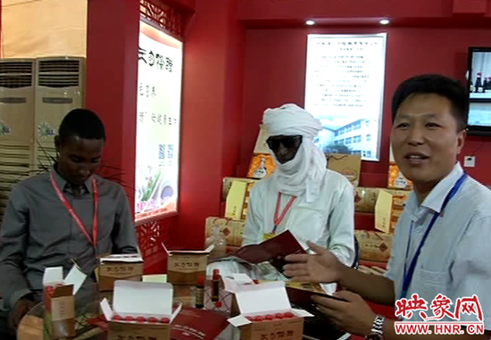 正陽(yáng)王勿橋醋業(yè)有限公司總經(jīng)理李志業(yè)向外國(guó)游人介紹 正陽(yáng)王勿橋醋業(yè)有限公司總經(jīng)理李志業(yè)向外國(guó)游人介紹