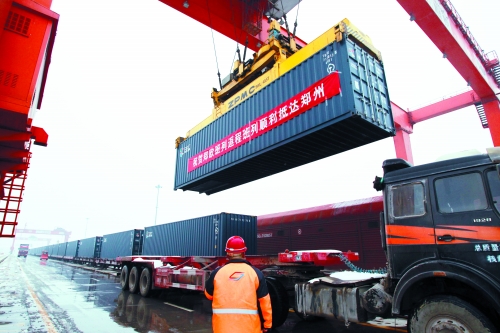 8日,帶回41集裝箱汽車原配件、動(dòng)車高鐵鋼板、高檔飲料