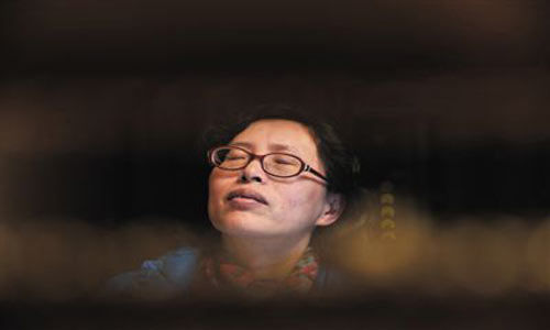 人們將醫(yī)療制度的憤懣情緒，寄托在這個(gè)走廊醫(yī)生身上，共同沉浸在受迫害的幻覺之中