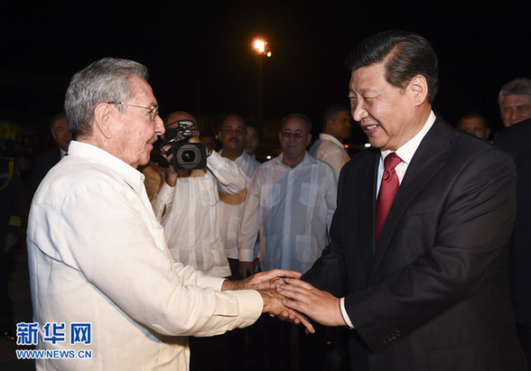 這是古巴國務委員會主席兼部長會議主席勞爾·卡斯特羅到機場為習近平送行。