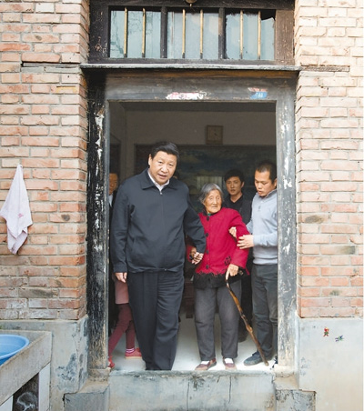 3月17日，習(xí)近平在東壩頭鄉(xiāng)張莊村看望85歲老人張景枝。