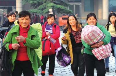 大批在新疆從事摘棉花的農(nóng)民工到達許昌火車站