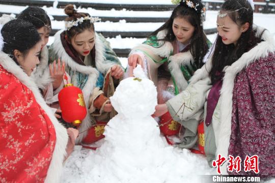 古裝美女雪中斗艷穿越古今玩“打雪仗、堆雪人”
